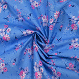 Popeline de coton imprimée bouquet dans les nuages fond bleu bleuet