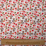Popeline de coton imprimée fleurette dans le vent rouge fond blanc