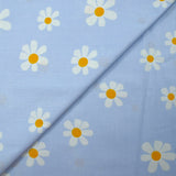 Popeline de coton imprimée marguerite fond ciel