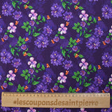 Popeline de coton imprimée flore fond violet foncé