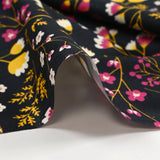 Popeline de coton imprimée tiges de fleurs jaune et fuchsia fond noir