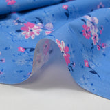 Popeline de coton imprimée bouquet dans les nuages fond bleu bleuet