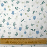 Popeline de coton imprimée poésie florale bleu fond blanc