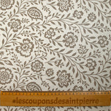 Popeline de coton imprimée empreinte fleurie taupe fond blanc cassé