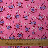 Popeline de coton imprimée roses violettes fond rose bonbon