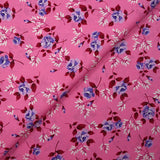 Popeline de coton imprimée roses violettes fond rose bonbon