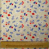 Popeline de coton imprimée envol de fleurs bleu, blanc, rouge fond grège