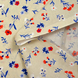 Popeline de coton imprimée envol de fleurs bleu, blanc, rouge fond grège