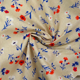 Popeline de coton imprimée envol de fleurs bleu, blanc, rouge fond grège