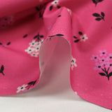 Popeline de coton imprimée fleurs printanières fond rose barbie