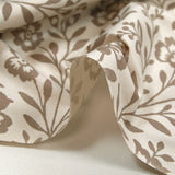 Popeline de coton imprimée empreinte fleurie taupe fond blanc cassé