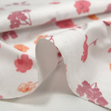 Popeline de coton imprimée poésie florale rose fond blanc