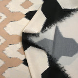 Satin polyester imprimé moulures floues fond noir