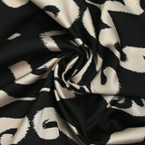 Satin polyester imprimé moulures floues fond noir