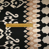 Satin polyester imprimé moulures floues fond noir