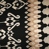 Satin polyester imprimé moulures floues fond noir