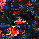 Viscose imprimée bataille de fleurs fond noir