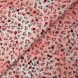 Voile de viscose imprimé fleurs dansantes fond rose brumeux