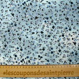 Voile de viscose imprimé fleurs dansantes fond bleu brumeux