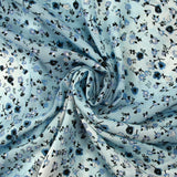 Voile de viscose imprimé fleurs dansantes fond bleu brumeux