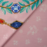 Punto de viscosa satinada estampado de flores y pedrería sobre fondo rosa claro