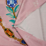 Punto de viscosa satinada estampado de flores y pedrería sobre fondo rosa claro
