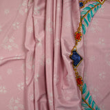 Punto de viscosa satinada estampado de flores y pedrería sobre fondo rosa claro