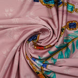 Punto de viscosa satinada estampado de flores y pedrería sobre fondo rosa claro