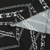 Punto de viscosa satinada estampado en cadena fondo negro