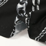 Punto de viscosa satinada estampado en cadena fondo negro