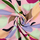 Paleta floral impresa en viscose Crepe fondo rosado