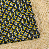 Forro de sarga de viscosa con estampado gráfico amarillo y fondo azul medianoche.