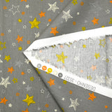 Popeline de coton imprimée étoile orange et jaune fond gris