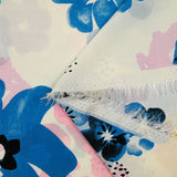 Viscose imprimée tampons de fleurs bleues et roses fond blanc cassé