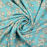 Viscose imprimée printanière blanc cassé fond bleu azurin