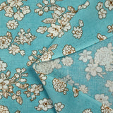 Viscose imprimée printanière blanc cassé fond bleu azurin