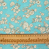 Viscose imprimée printanière blanc cassé fond bleu azurin