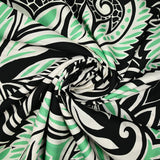 Satin de coton imprimé jungle tribal vert et blanc fond noir