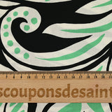 Satin de coton imprimé jungle tribal vert et blanc fond noir