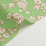 Viscose imprimée printanière blanc cassé fond vert clair