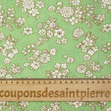 Viscose imprimée printanière blanc cassé fond vert clair
