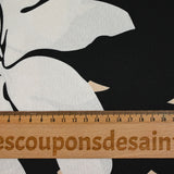 Satin polyester imprimé fragment beige et fleur écrue fond noir