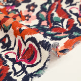 Jacquard de coton natté ikat fleuris orange et bleu fond blanc cassé
