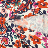 Jacquard de coton natté ikat fleuris orange et bleu fond blanc cassé