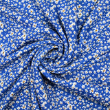 Viscose imprimée fleurs blanches et jaunes fond bleu