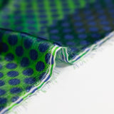 Velours de polyester Lurex imprimée petit pois bleu fond vert