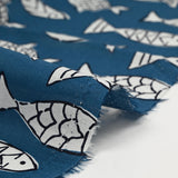 Coton indien imprimé poissons fond bleu pétrole