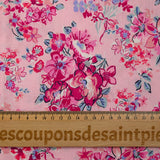 Popeline de coton imprimée bouquet de fleurs fuchsia fond rose dragée