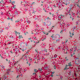Popeline de coton imprimée bouquet de fleurs fuchsia fond rose dragée
