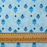 Popeline de coton imprimée fleur symbole fond arabesque bleu clair